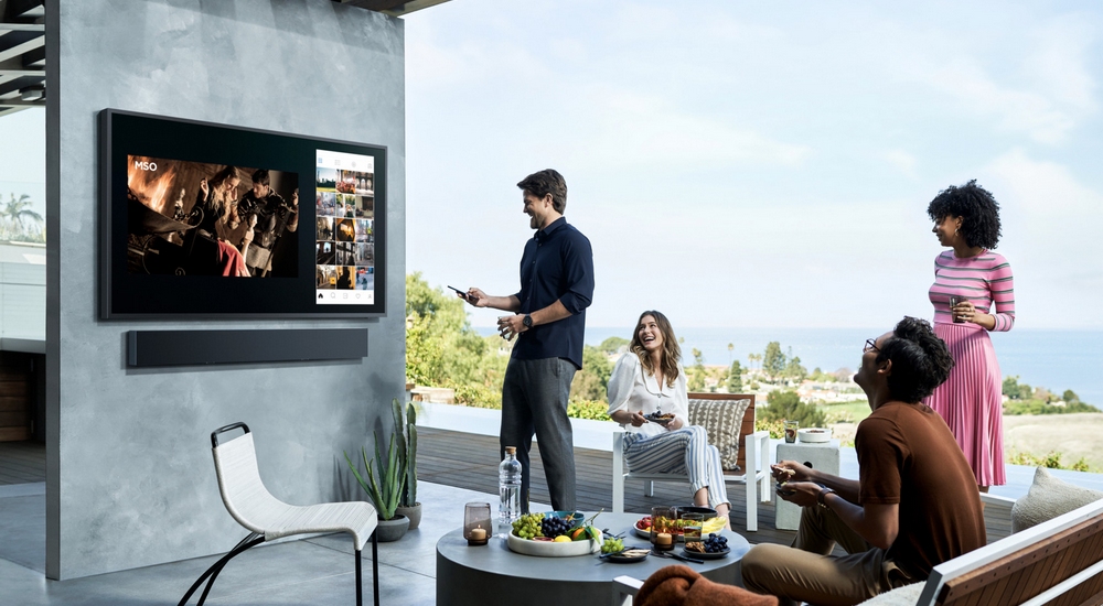 Водонепроницаемый 4К-телевизор для загородного дома Samsung Terrace TV стоит, как сама дача - изображение обложка