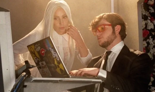 Леди Гага воскрешает Иисуса с помощью Minecraft в своем новом клипе - изображение обложка