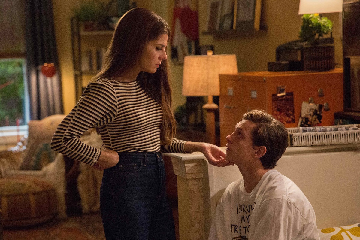 Тетя Мэй стреляет в Питера из пейнтбольного оружия на концепт-арте «Вдали от дома» - изображение обложка