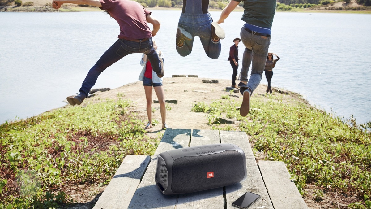 В России представили JBL BassPro Go — сабвуфер для авто и переносная колонка для отдыха - изображение обложка