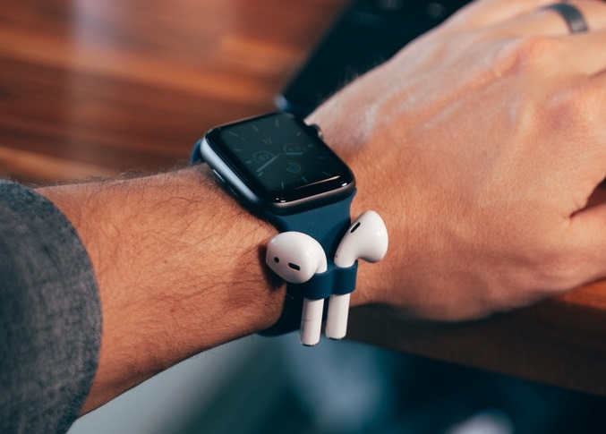 Эффектно, но бессмысленно: ремешок AirBand для Apple Watch получил крепления для AirPods - изображение обложка