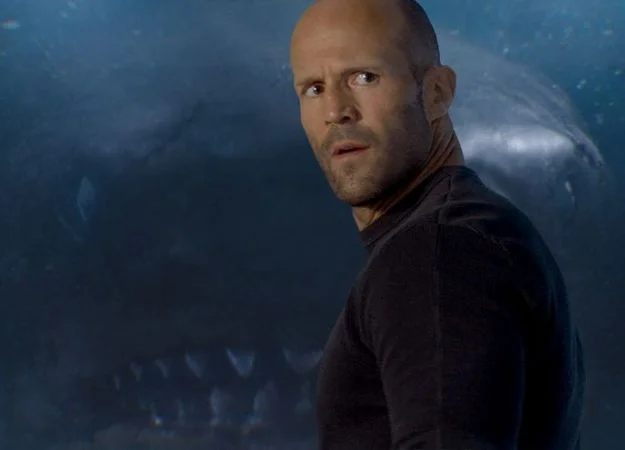 Гигантская акула-убийца против лысины Джейсона Стэйтема на новых кадрах фильма «Мег: Монстр глубины» - изображение обложка