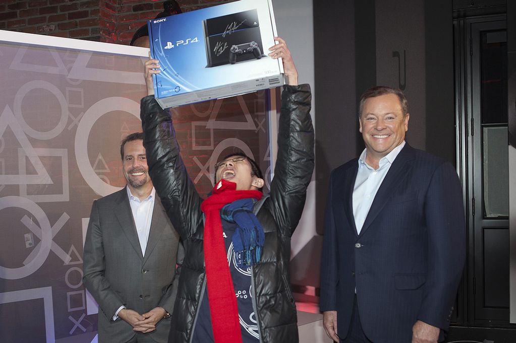 PS4 все же обогнала Xbox One по сентябрьским продажам в США - изображение обложка