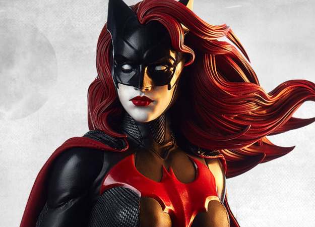 Первый постер сериала «Бэтвумен», а также кадр с костюмом Бэтмена. Обновлено: и полноценный трейлер! - изображение обложка