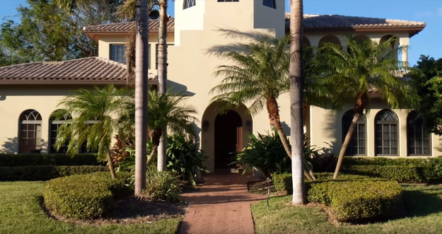 Особняк с бассейном, Форд Мустанг в гараже и речка за окном. Где тренируются киберспортсмены
 - изображение обложка