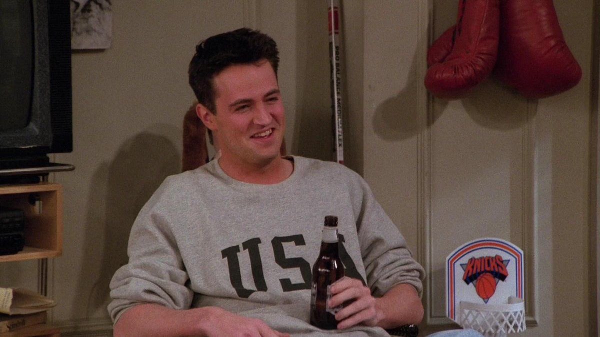 Мэттью Перри выпустил мерч с танцующим Чендлером. Часть выручки пойдет на борьбу с Covid-19 - изображение обложка