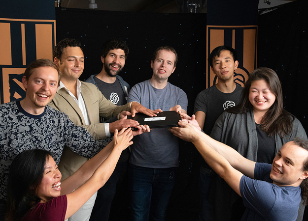 TI8 по Dota 2. Фото дня, 22 августа. Зрители издеваются над ботами - изображение обложка