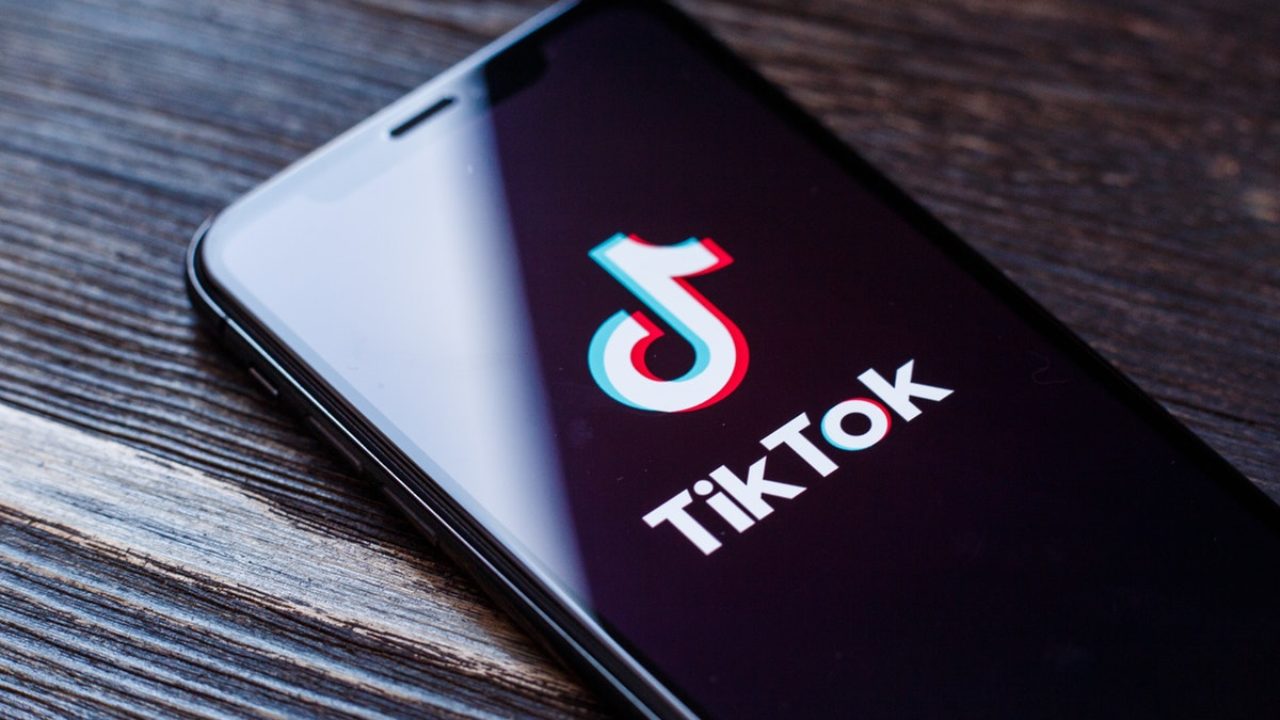 TikTok опередил Facebook и стал вторым в списке самых скачиваемых приложений. Угадайте, кто первый - изображение обложка