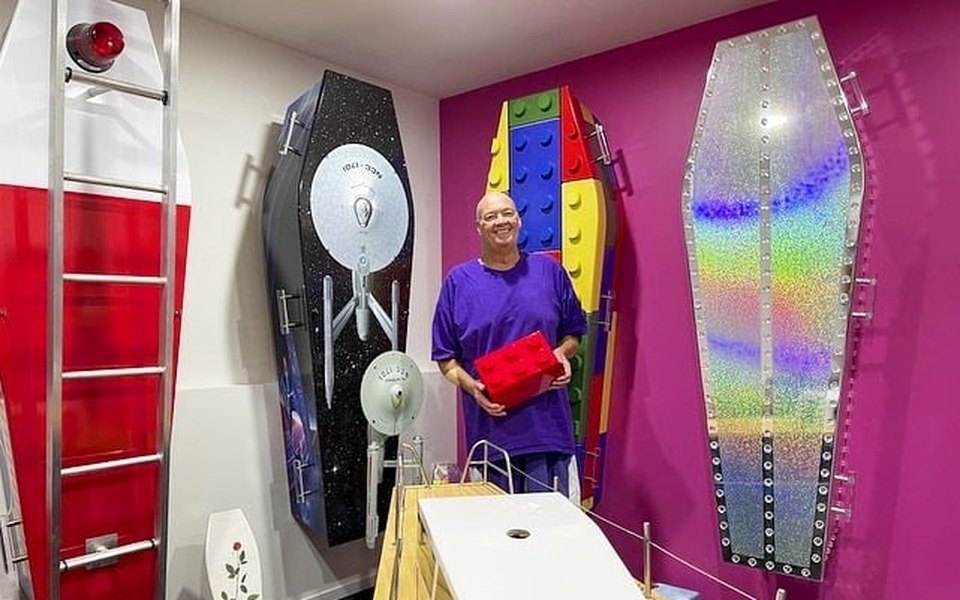 Пиратский корабль, блоки Lego, пожарная машина: бизнесмен создаёт необычные гробы - изображение обложка