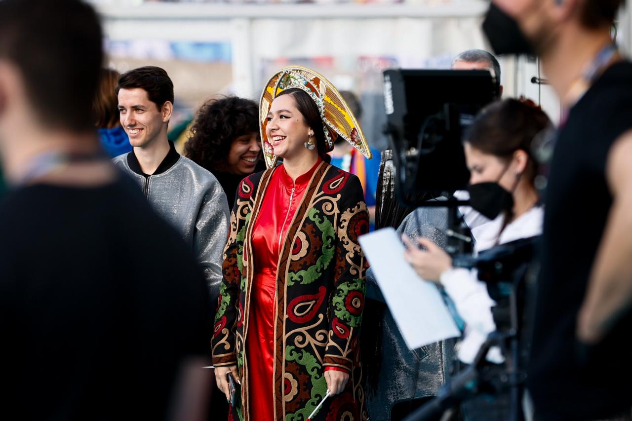 Манижа в кокошнике на «Евровидении»: конкурс открылся в Роттердаме - изображение обложка