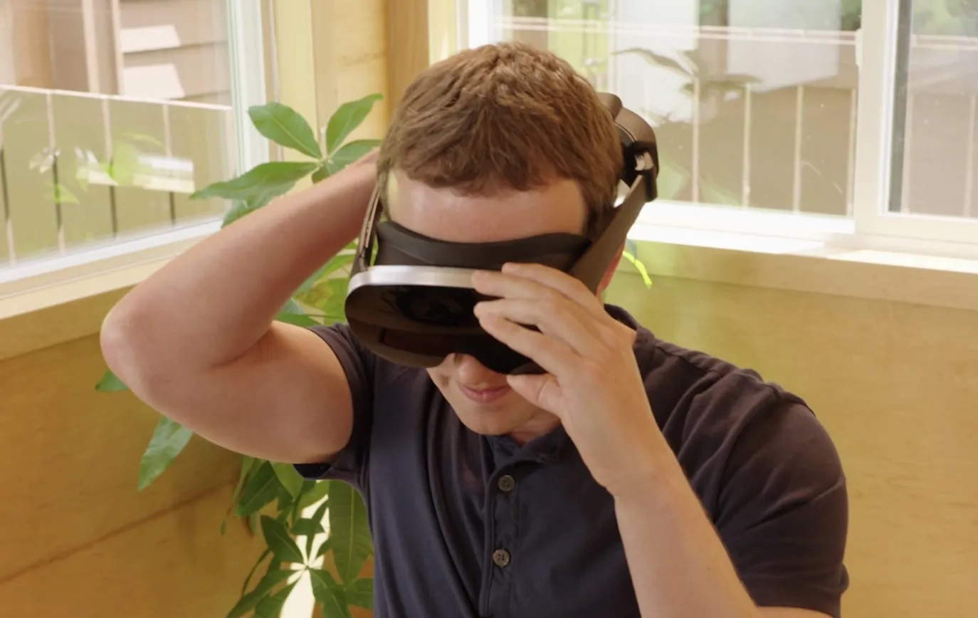 Обложка: Марк Цукерберг на презентации VR-гарнитур / фото Meta Reality Labs