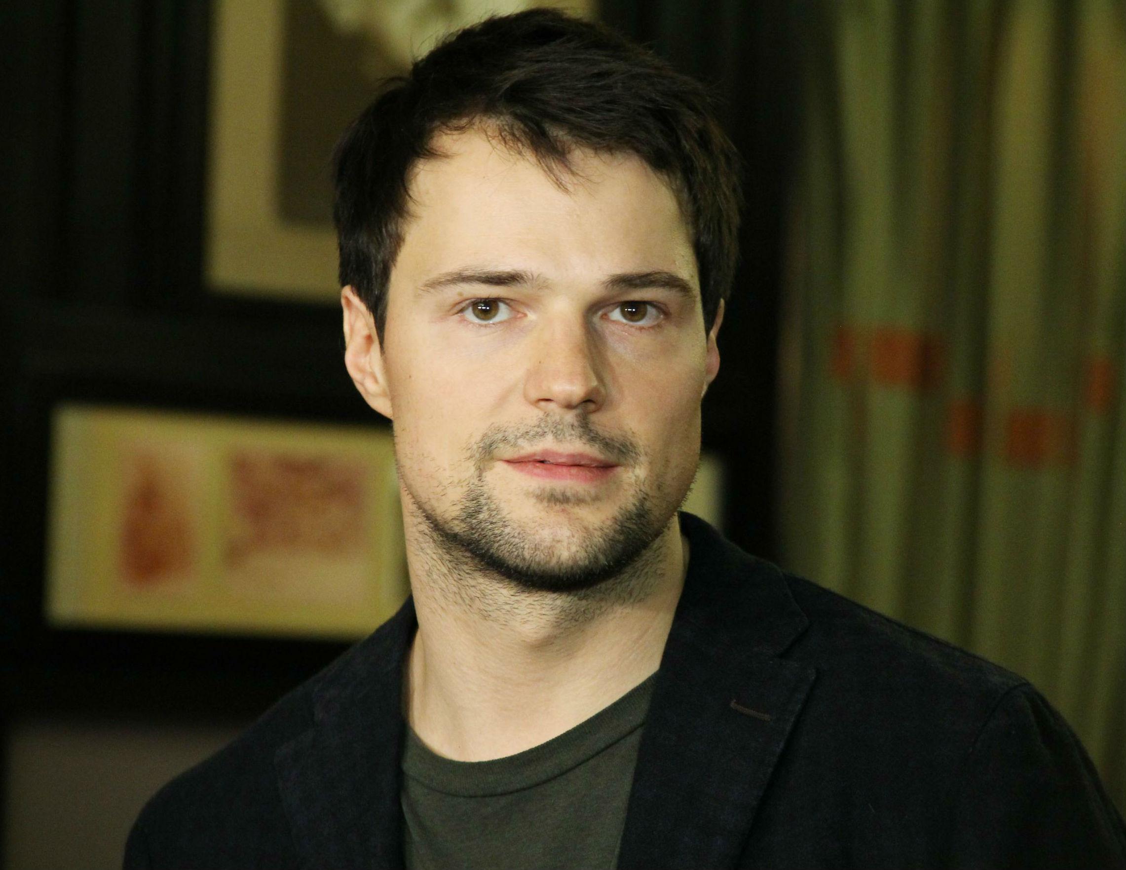 «Евгений Онегин» и «Горе от ума» в одном фильме: Козловский снимет комедию по русской классике - изображение обложка