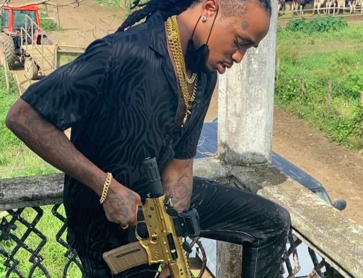 Quavo флексит золотым автоматом с цепной пилой. Он выглядит как оружие из Gears of War - изображение обложка