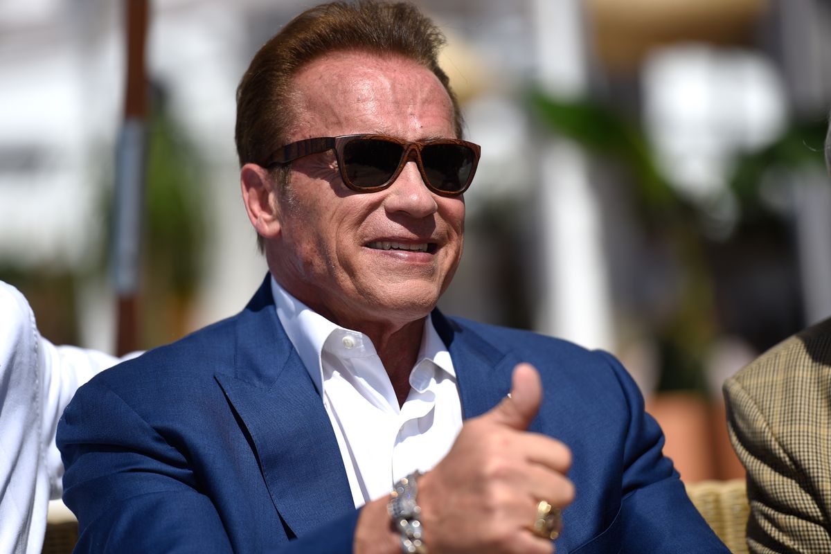 Шварценеггер продолжает веселиться на карантине и показывает растяжку - изображение обложка