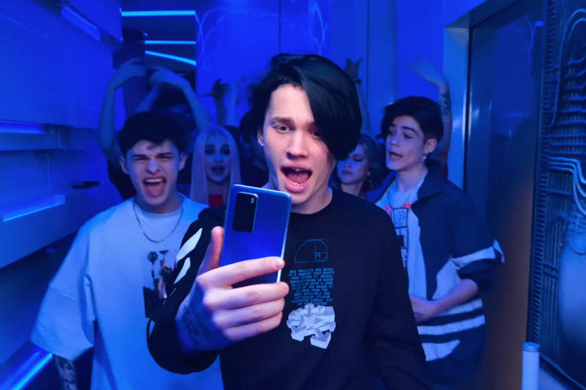 Обложка: Скриншот из клипа Дани Милохина «Я дома»