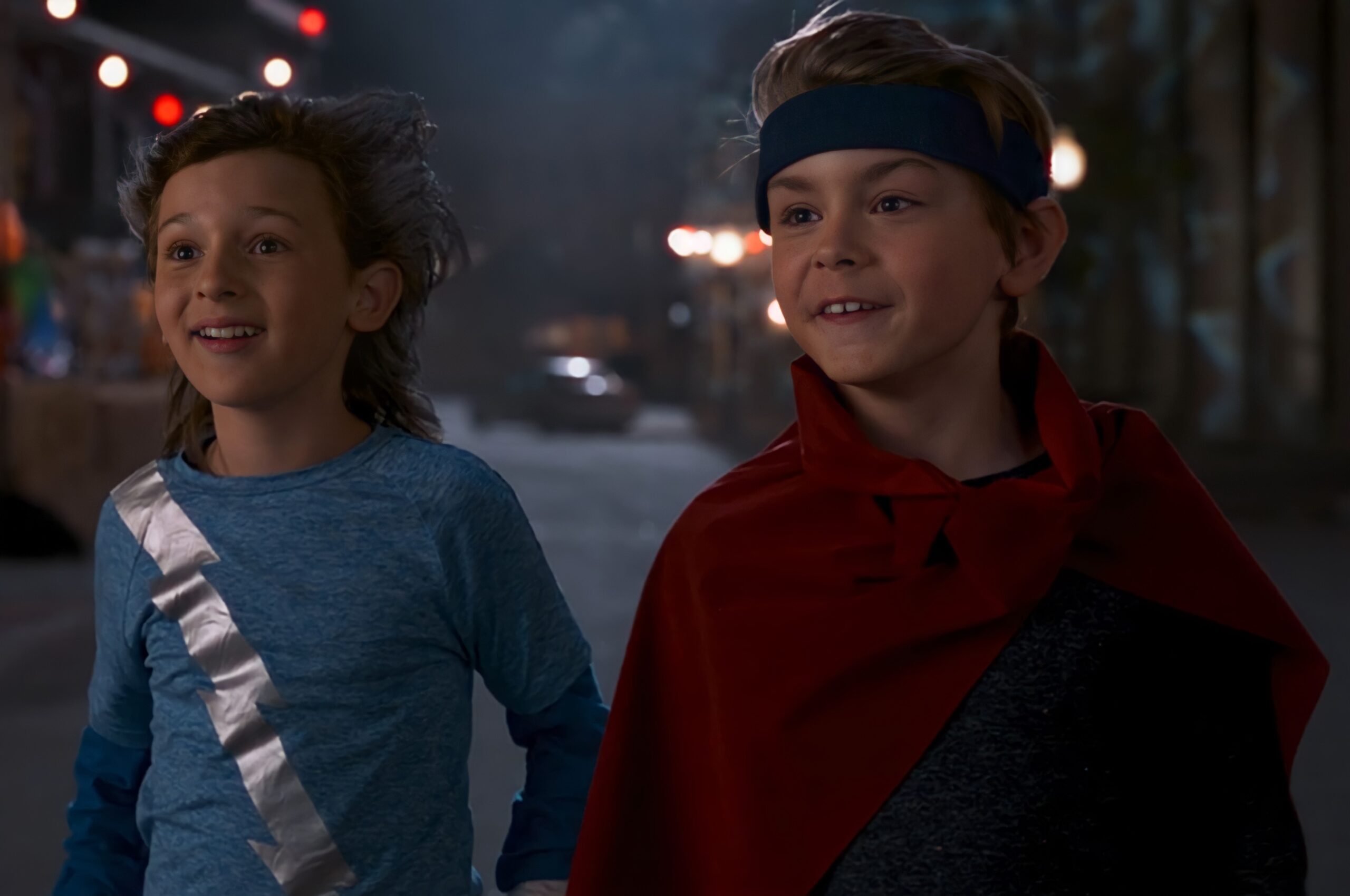 Дети Ванды и Вижена из сериала воссоздали сцену из «Мстителей» с молотом Тора и щитом Кэпа - изображение обложка