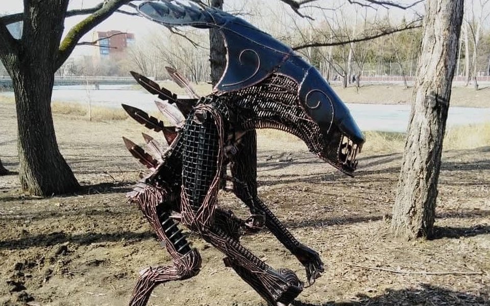 В парке Кургана установили двухметровую статую Чужого - изображение обложка