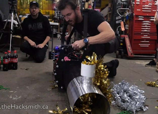 Бам и готово: пушка для наряжания елки стреляет шариками и дождиком - изображение обложка