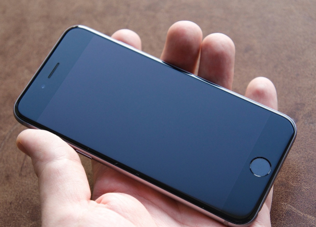 Пользователь выдал iPhone за пистолет и задержал угонщика своей машины - изображение обложка