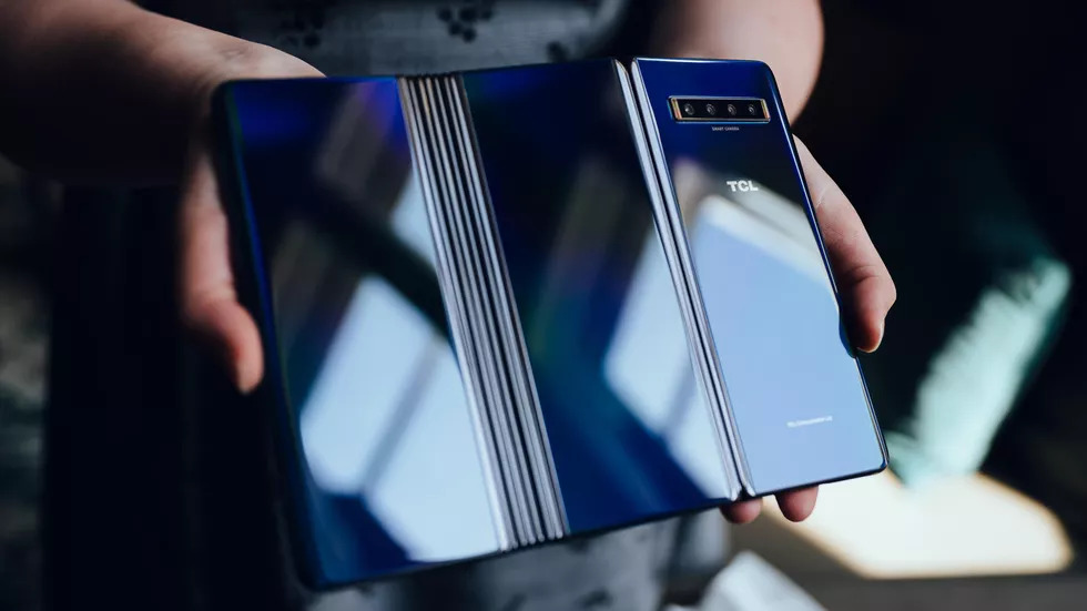 Samsung Galaxy Fold и Huawei Mate X уже старье: TCL показала смартфон-гармошку - изображение обложка