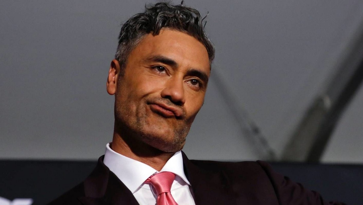 Тайка Вайтити снова уснул на работе. Хемсворт уверен, что это его заслуга - изображение обложка