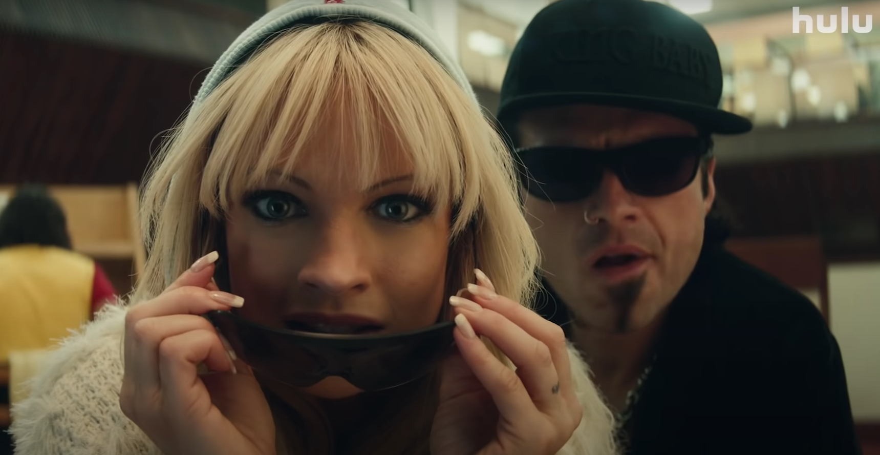 Лили Джеймс в образе Памелы Андерсон появилась на новом фото из сериала «Пэм и Томми» - изображение обложка