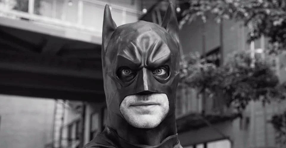 ​​В пародийном видео Бэтмен из-за пандемии избавился от бэтмобиля, чтобы свести концы с концами​  - изображение обложка