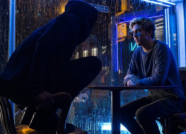 L из экранизации Death Note похож на кого угодно, но только не на L - изображение обложка