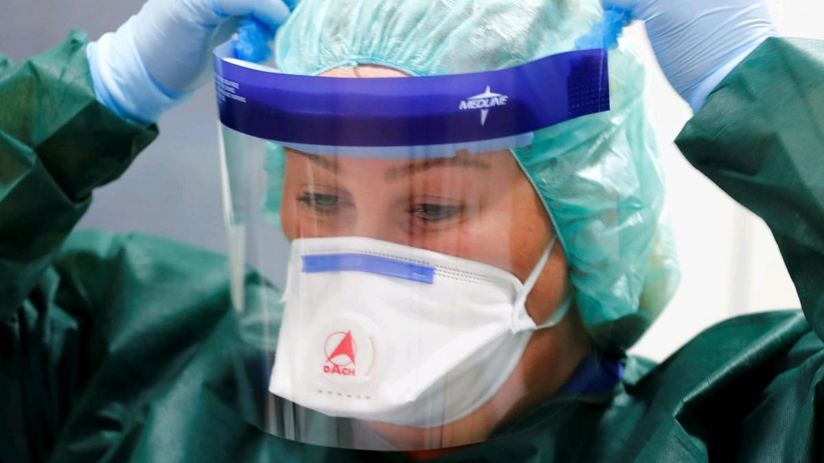 Apple начала выпускать защитные маски - изображение обложка