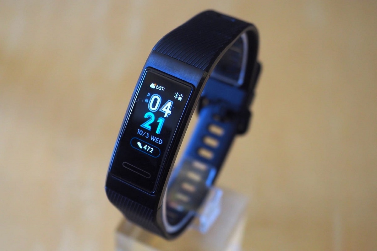 В Россию официально привезли фитнес-трекер Huawei Band 4