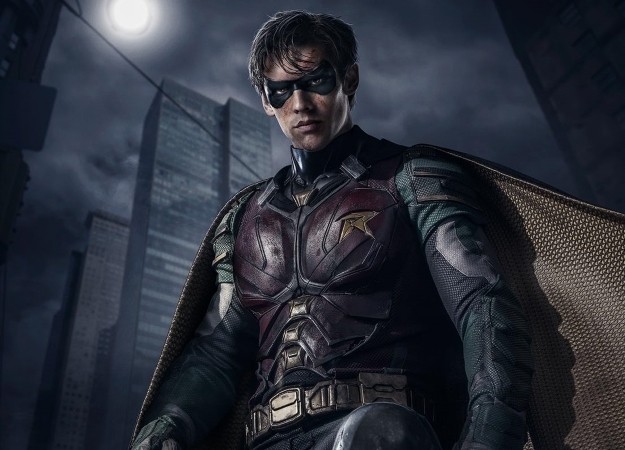 Новые фото Брентона Туэйтеса в костюме Робина из сериала «Титаны» - изображение обложка