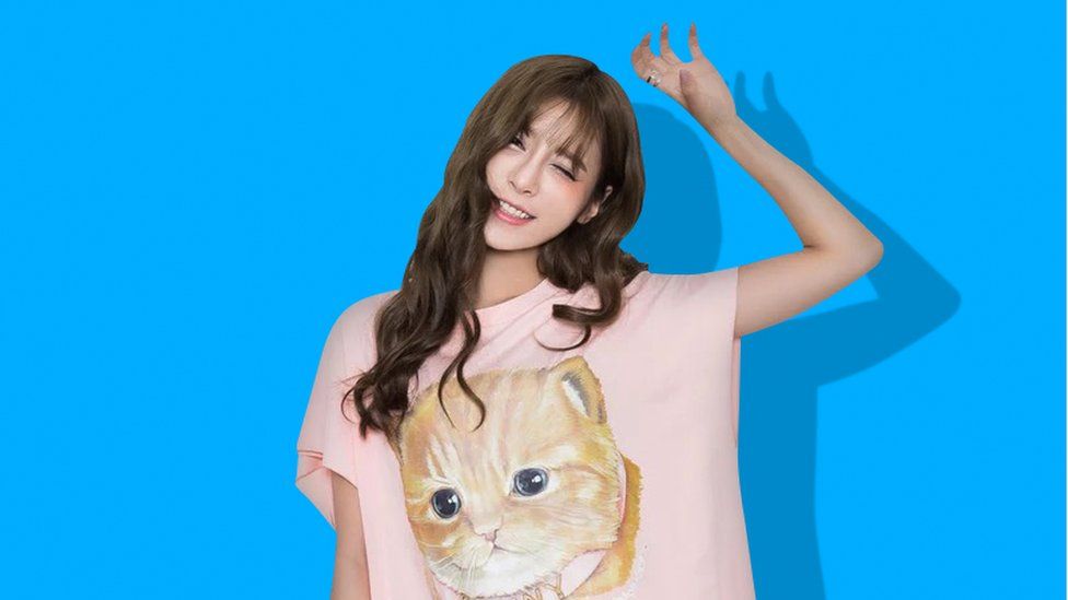 Молодая китайская стримерша оказалась женщиной в возрасте. А ведь ее почитали, как богиню!  - изображение обложка