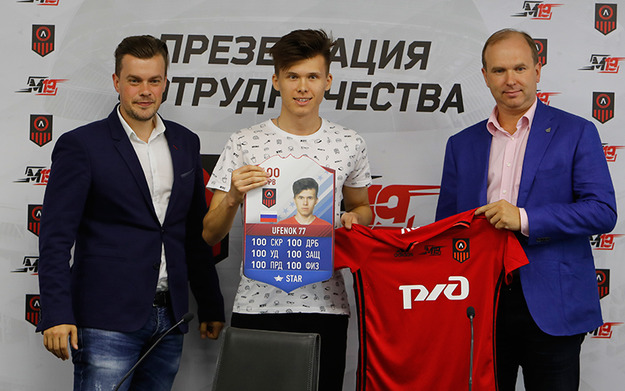 Киберспортсмен, который играет в настоящий футбол не хуже, чем в виртуальный - изображение обложка