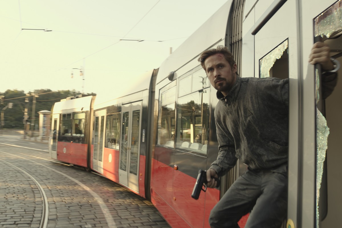 Обложка: кадр из фильма «Серый человек»