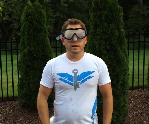 Клифф Блежински облился ледяной водой ради благотворительности - изображение обложка