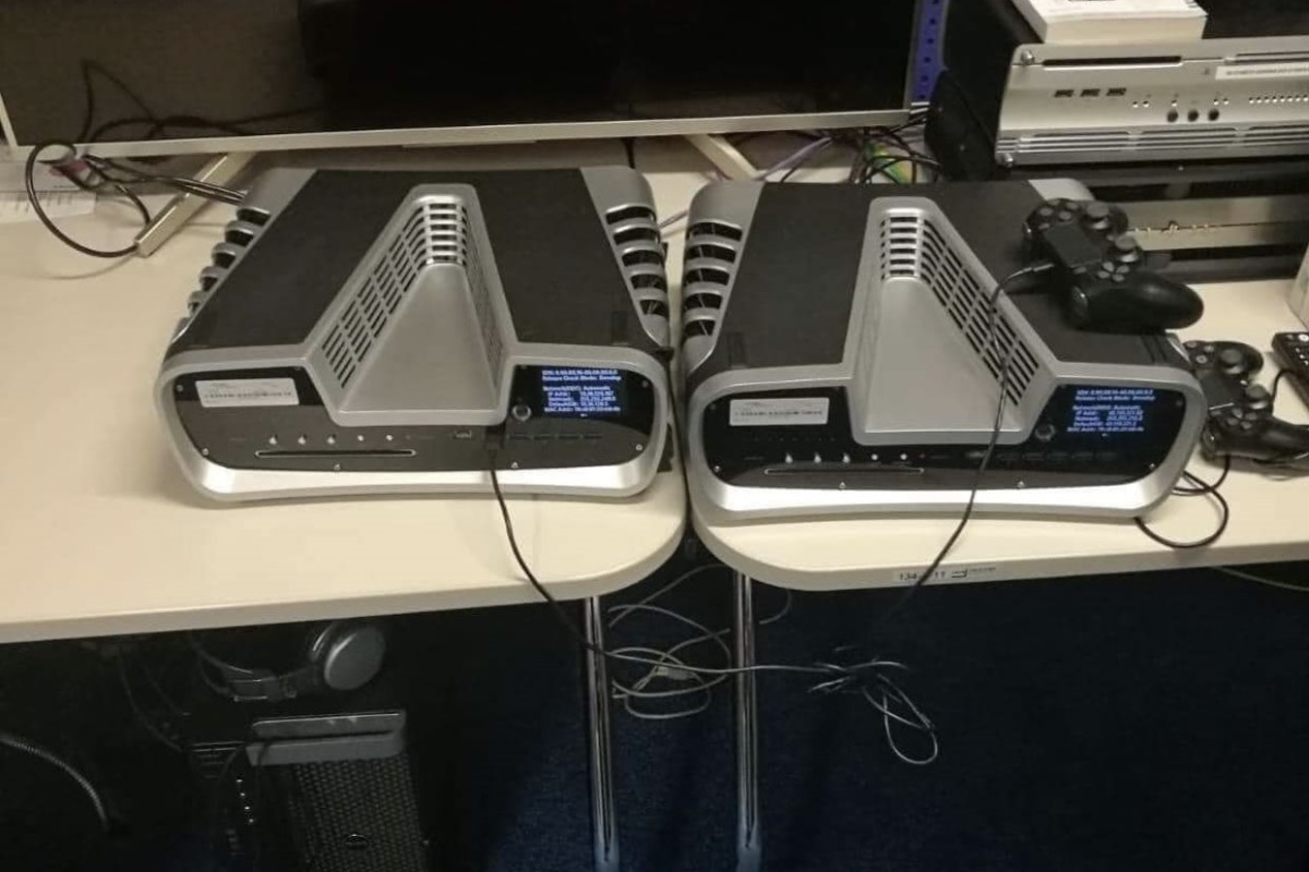 В сети появилось еще одно фото, где изображен девкит PS5 - изображение обложка