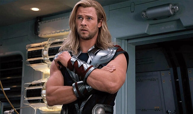 Крис Хемсворт показал, как качает мускулы для роли Тора с «самым ленивым тренером в мире» - изображение обложка