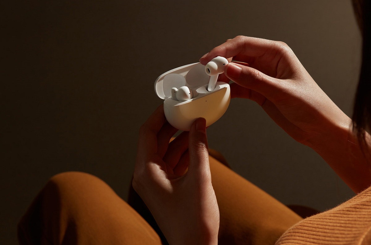 В России представили TWS-наушники Oppo Enco Free 2 с активным шумоподавлением - изображение обложка