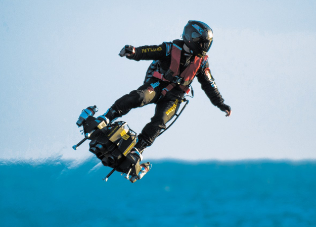 Человек на реактивном ховерборде перелетел Ла-Манш - изображение обложка