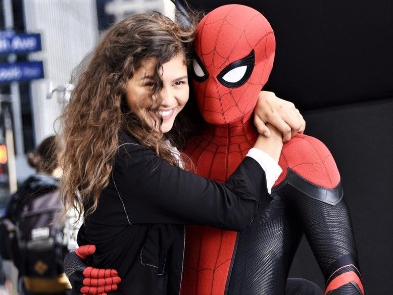 Питер и ЭмДжей спят в самолете в вырезанной сцене из «Человека-паука: Вдали от дома». Очень мило! - изображение обложка