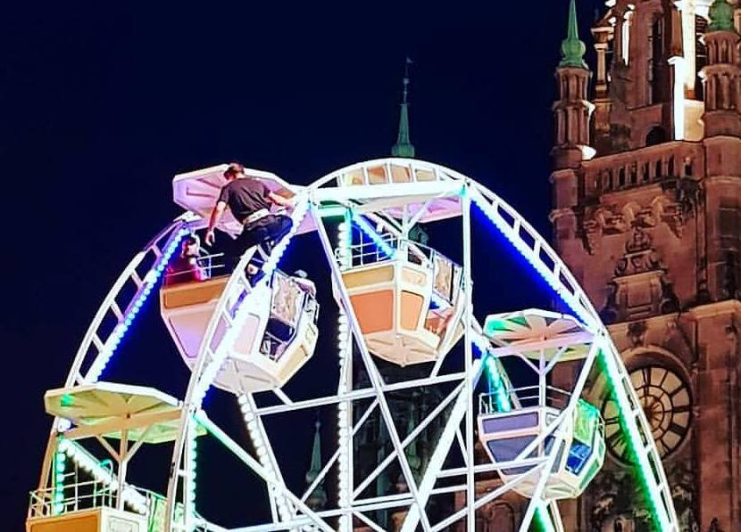 Новое видео с черным Человеком-пауком со съемок «Вдали от дома». Он что, рушит здание? - изображение обложка