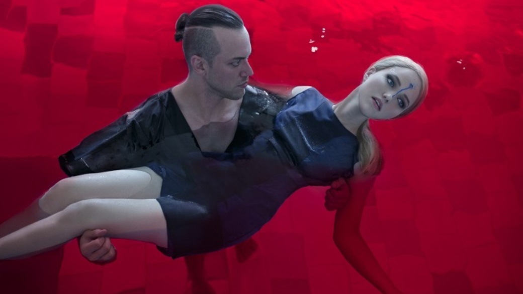 Основатель «Киберлайф» и убитая Хлоя в косплее по Detroit: Become Human - изображение обложка