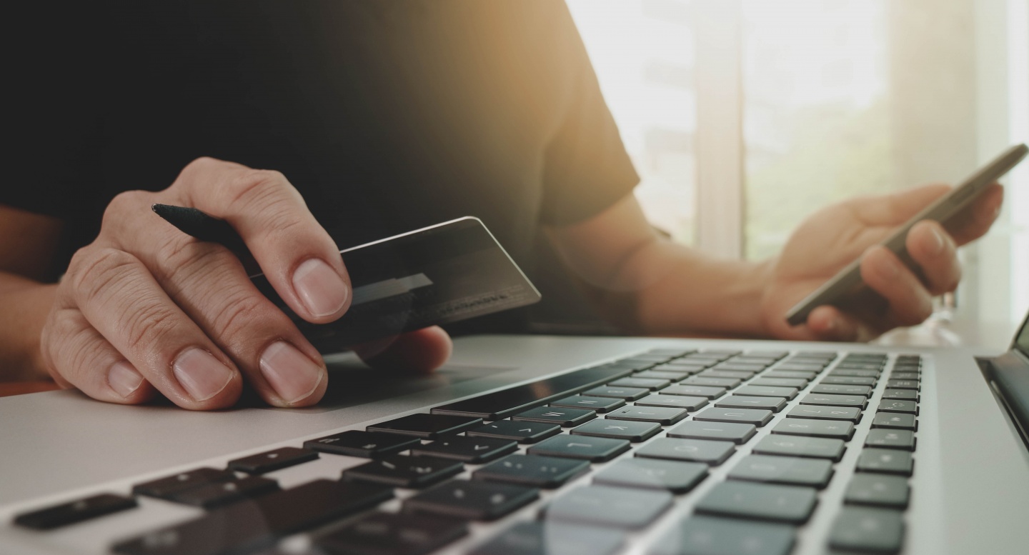 Названы устройства, которые россияне массово скупают после роста курса доллара - изображение обложка