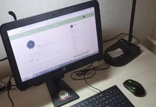 Парень превратил ноутбук в моноблок с помощью смекалки и противня - изображение обложка