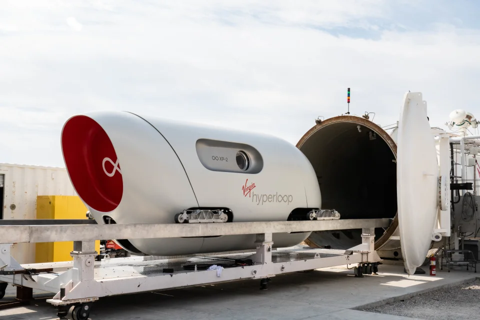 Вакуумный поезд Hyperloop прокатил первых пассажиров - изображение обложка
