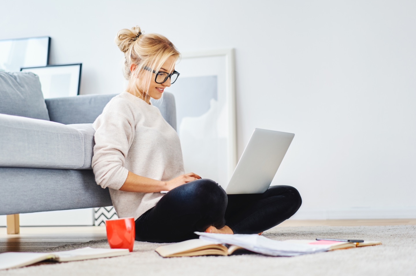 Аналитики посчитали, сколько людей на удаленке видели своих коллег без одежды из-за видеозвонков - изображение обложка