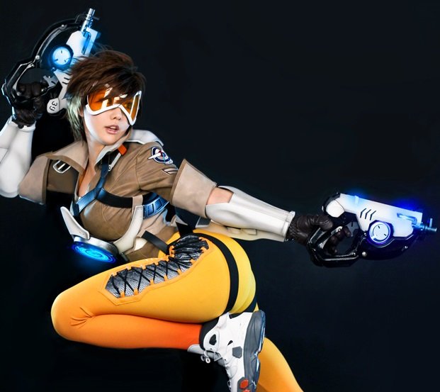 Кореянка идеально косплеит Трейсер из Overwatch - изображение обложка