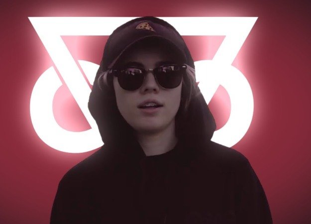 «Я не Фараон и не Хованский»: слушаем новый трек Лиззки — «Говорящие головы» - изображение обложка