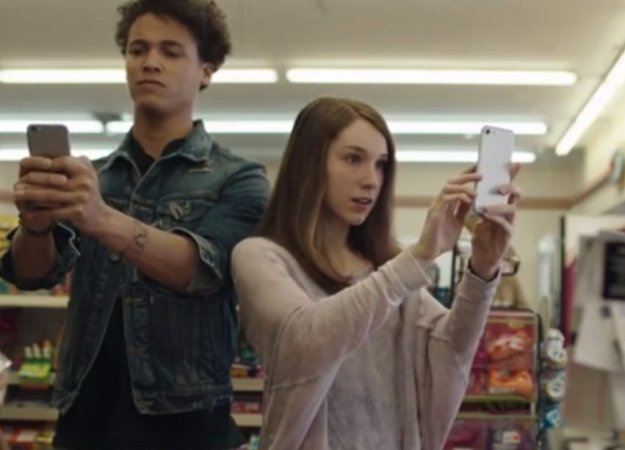 The Walking Dead: Our World выглядит как Pokemon Go с зомби - изображение обложка