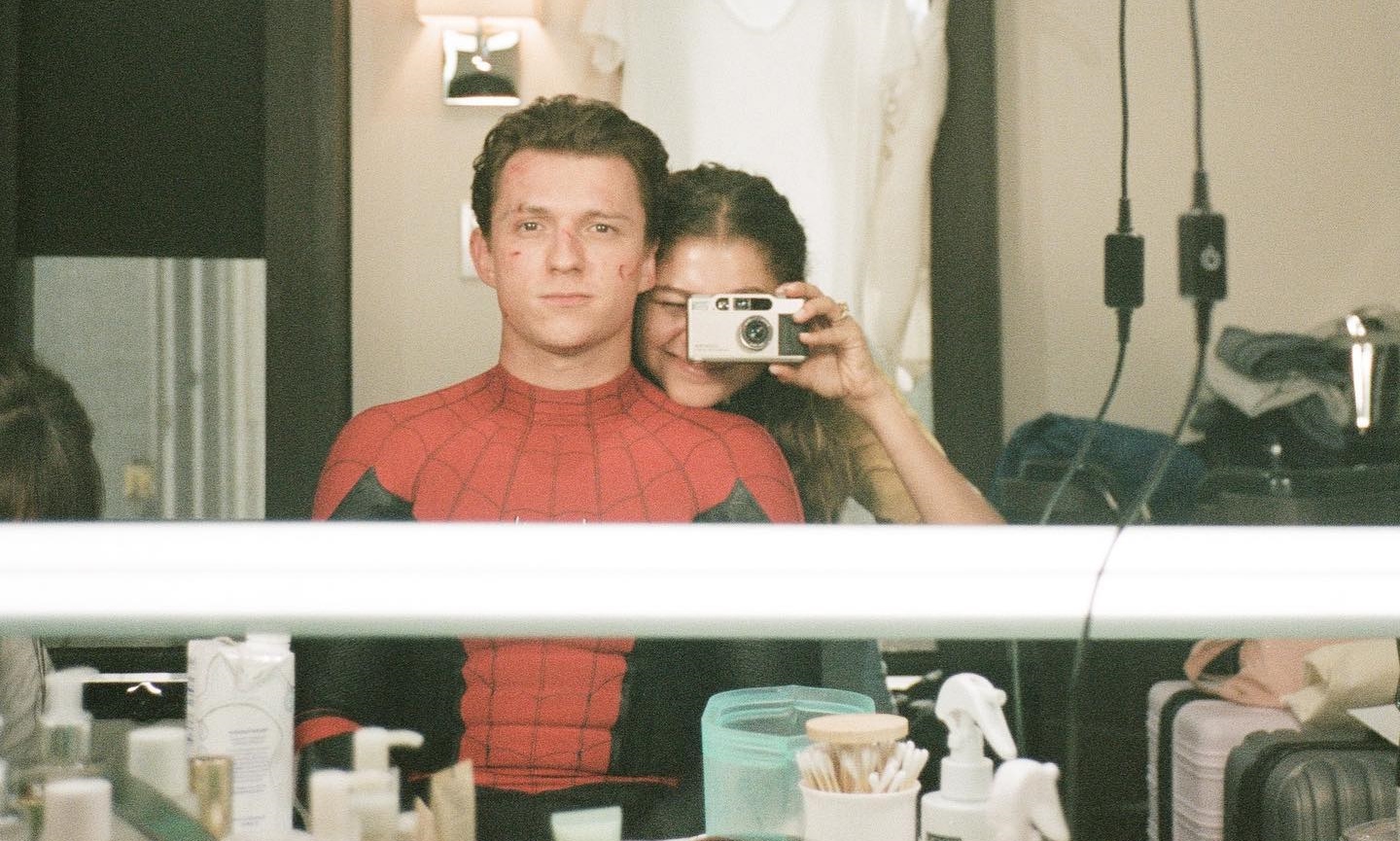 Том Холланд и Зендея назвали факультеты Хогвартса своих героев из «Нет пути домой» - изображение обложка